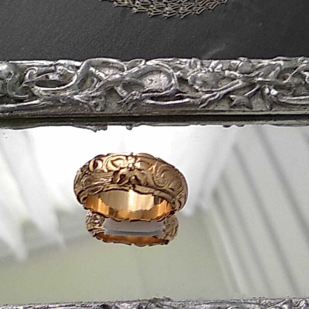 Fashion ring size 6 gold tone